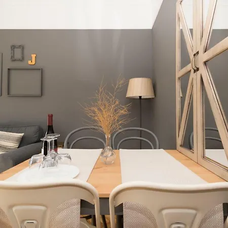 Apartment Like A Local @ Stylish